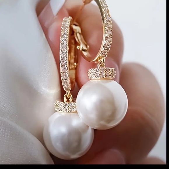 NEWT Elegant Gold and Pearl Earrings - Picture 4 of 10